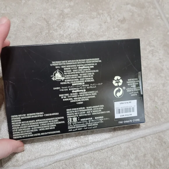 2/$25 Hocus Pocus Keys Collector Set of 2 Disney Store Collection Movie NEW - Picture 6 of 9